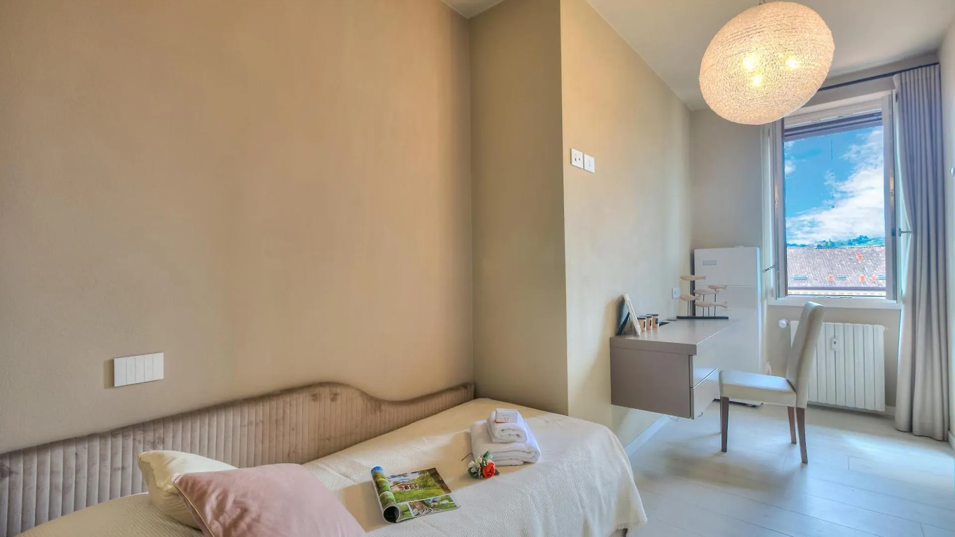Viktor House Salo - 100 Mt Near Lake - Happy Rentals Italy
