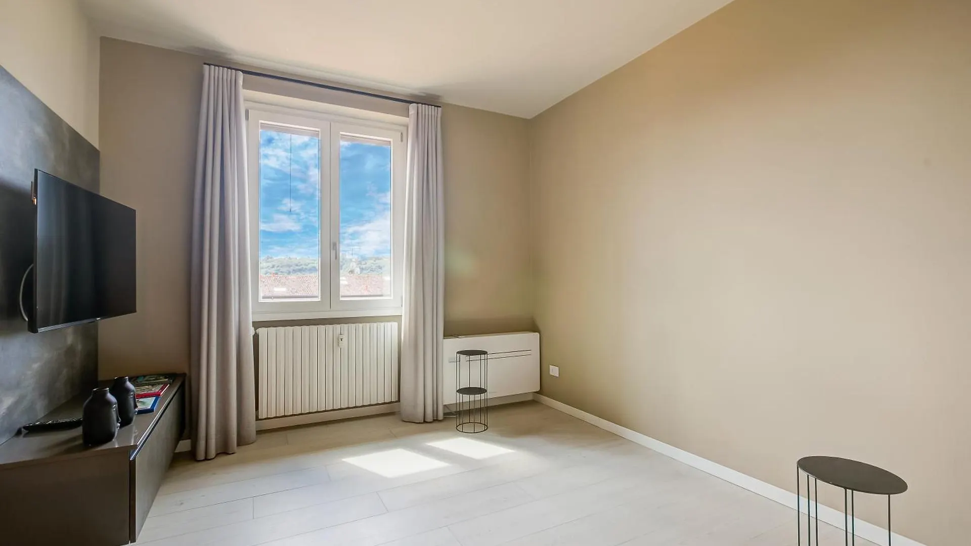 Viktor House Salo - 100 Mt Near Lake - Happy Rentals Italy